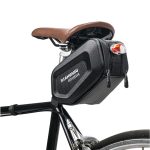 Borseta pentru bicicleta Team, Hard Shell, material piele artificiala si carbon, 20x12x11.5 cm, prindere de sa, capacitate 2L, impermeabila,